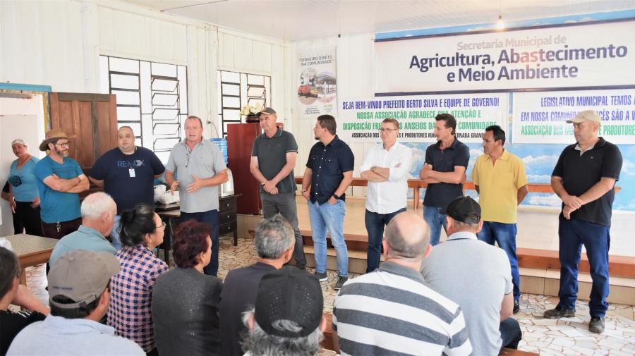 Dinheiro na Comunidade entrega equipamentos agrícolas na Invernada Grande